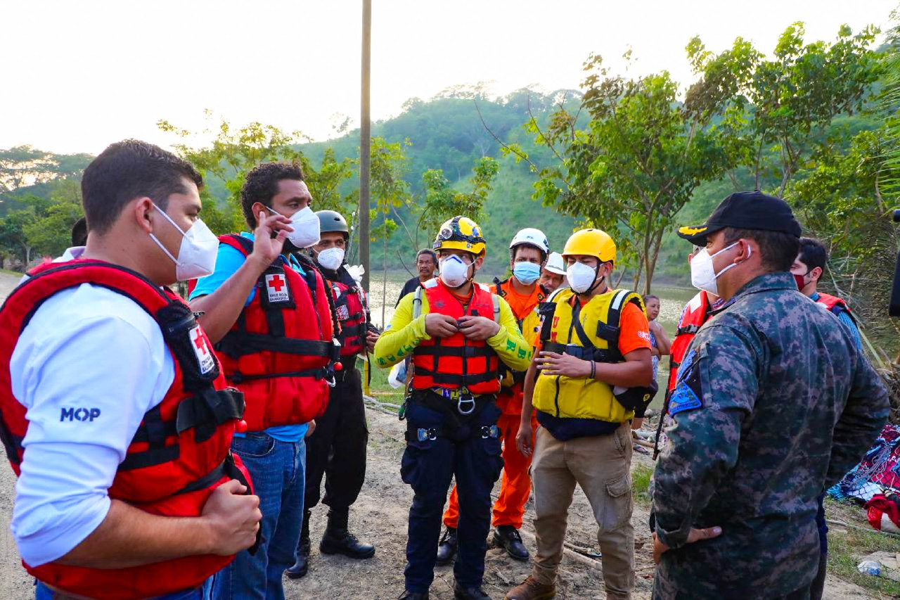 socorristas-salvadorenos-se-preparan-para-labores-de-rescate-y-evacuacion-en-zonas-aun-anegadas-de-honduras